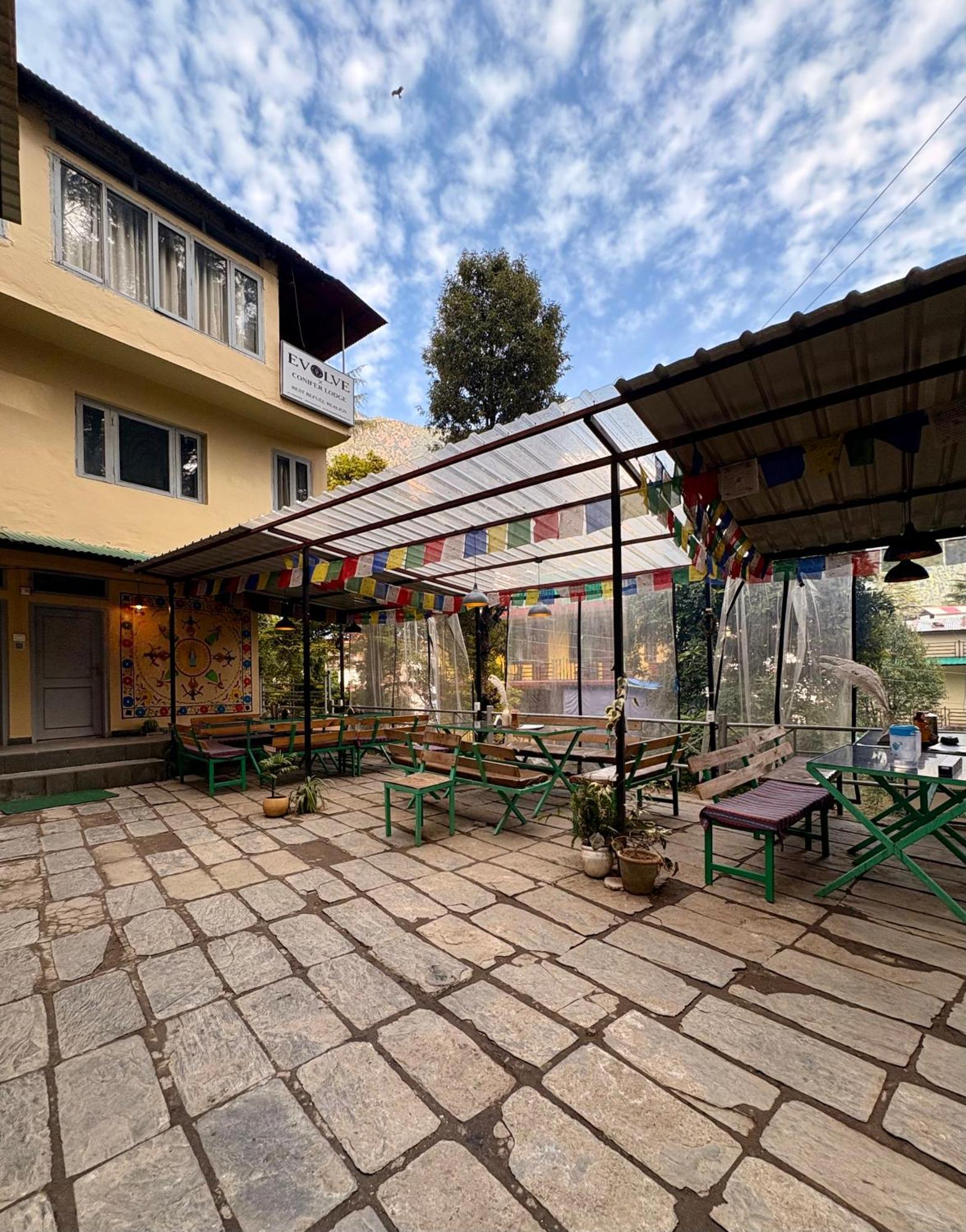 Eevolve Dharamkot - An Eco Hostel МакЛеод Ганж Екстериор снимка